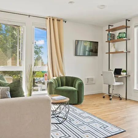 New Bright Capitol Hill Condo, Great Location Views
